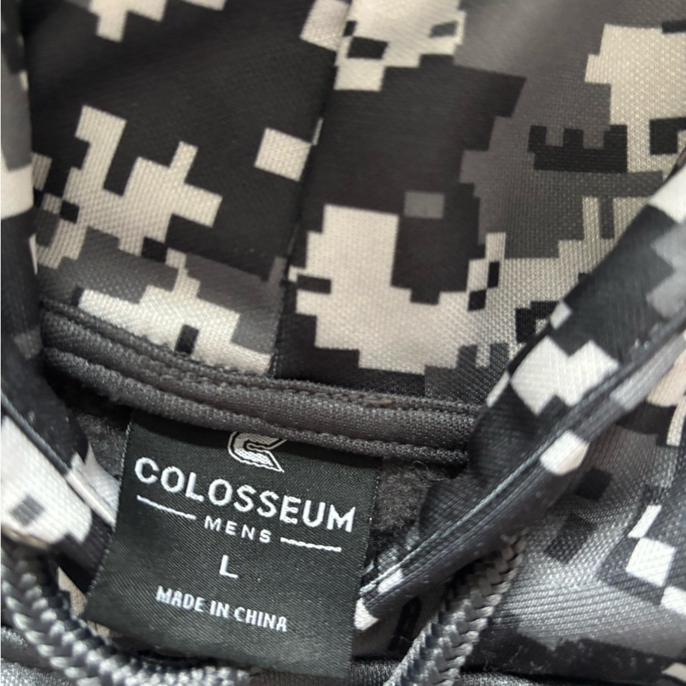 Colosseum Black and Gray Camo Hoodie Iowa Hawkeyes - Picture 2 of 2